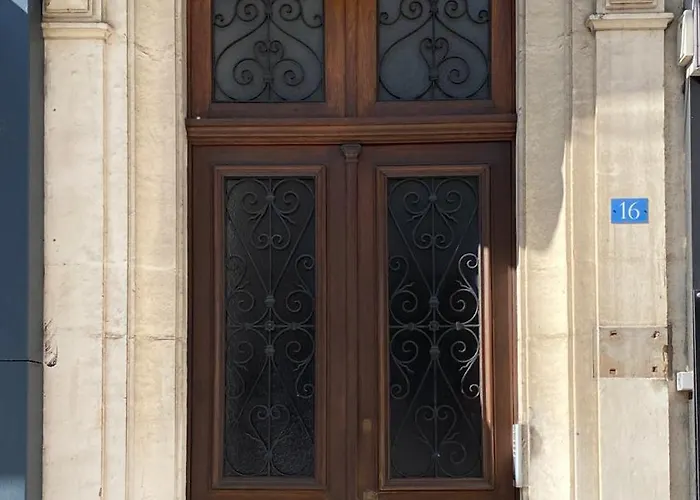 Le Condorcet. Charme Et Confort A Championnet